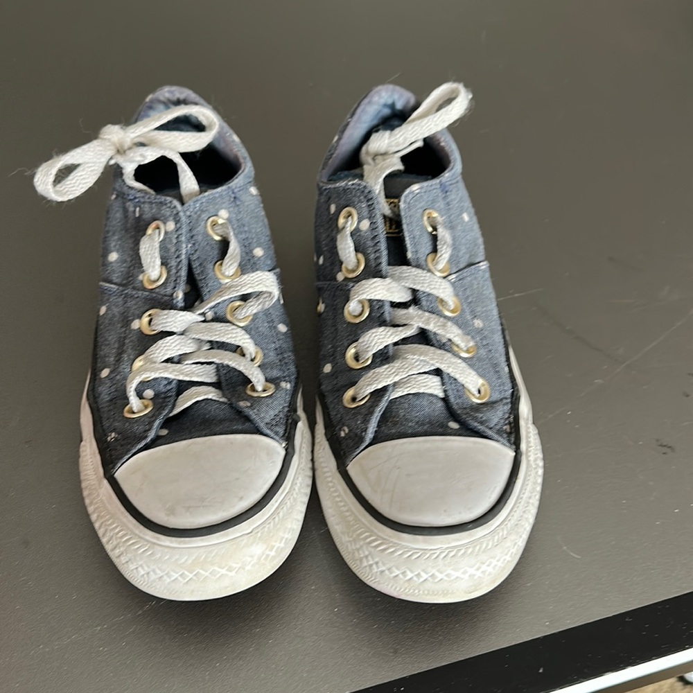 Convers girls size 4